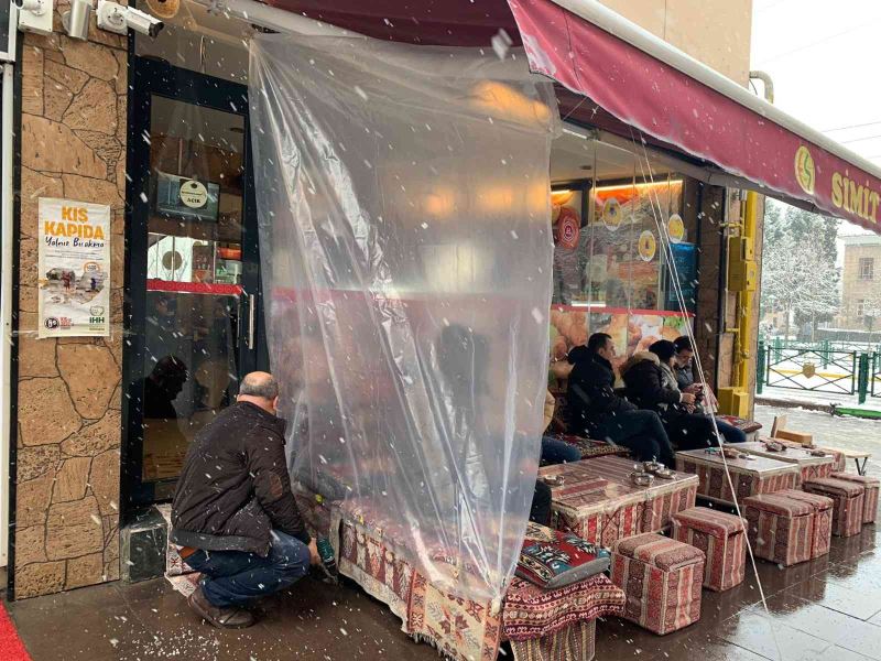 Esnaf kar yağışına karşı branda ve naylonla önlem alıyor
