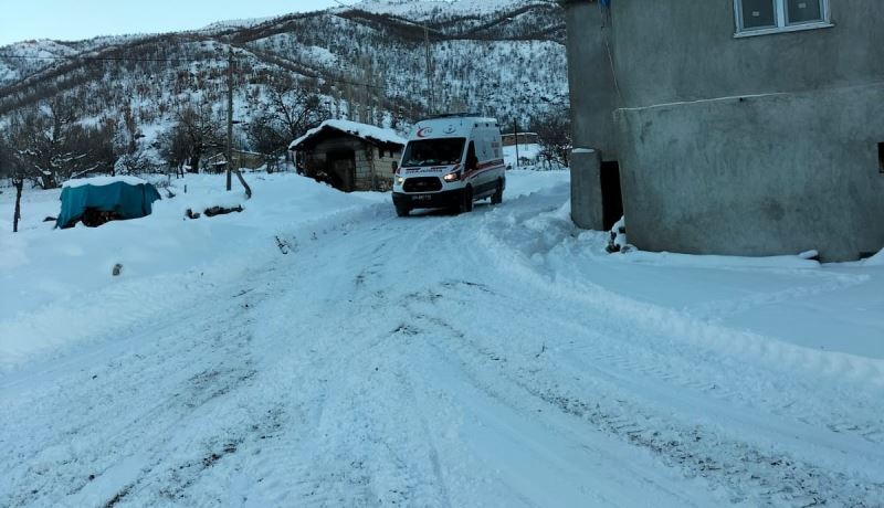 Kar yolları kapattı, kalp hastası kadın ekiplerce kurtarıldı
