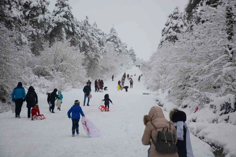 Dün karnelerini aldılar, bugün karla oynayarak stres attılar
