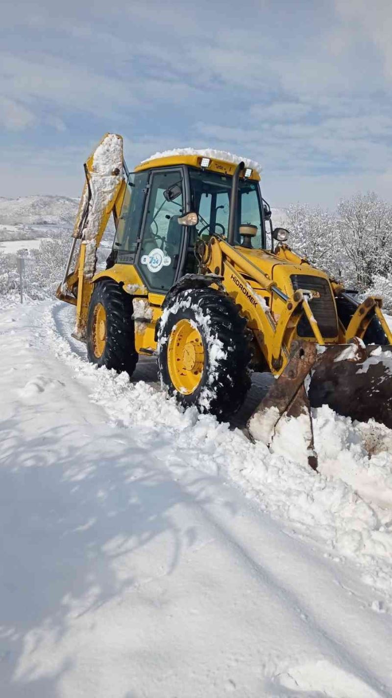 Balıkesir’de 68 kırsal mahalle yolunda kar yağışı nedeniyle ulaşım sağlanamıyor.
