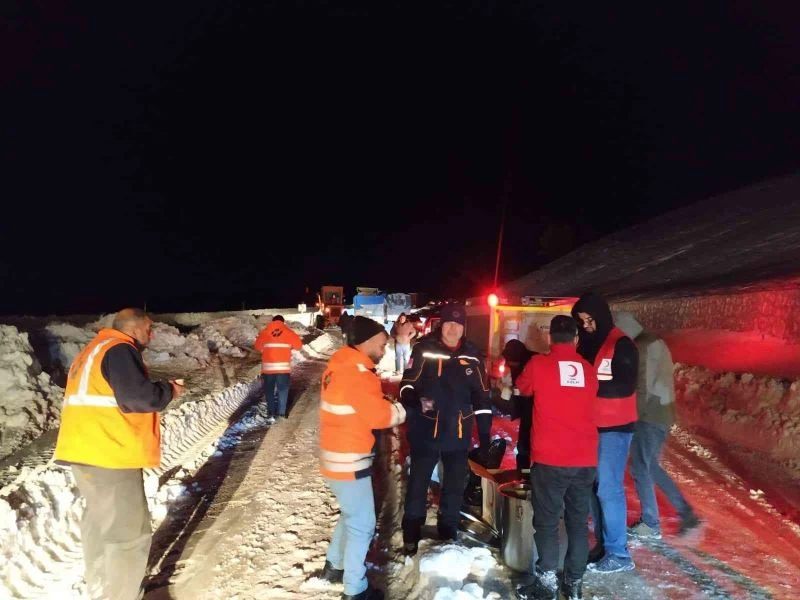 Kızılay ve AFAD, gece Fis Ovasında vatandaşları yalnız bırakmadı
