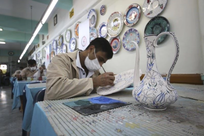 Tutuklu ve hükümlüler çinicilik öğrenerek meslek ediniyor
