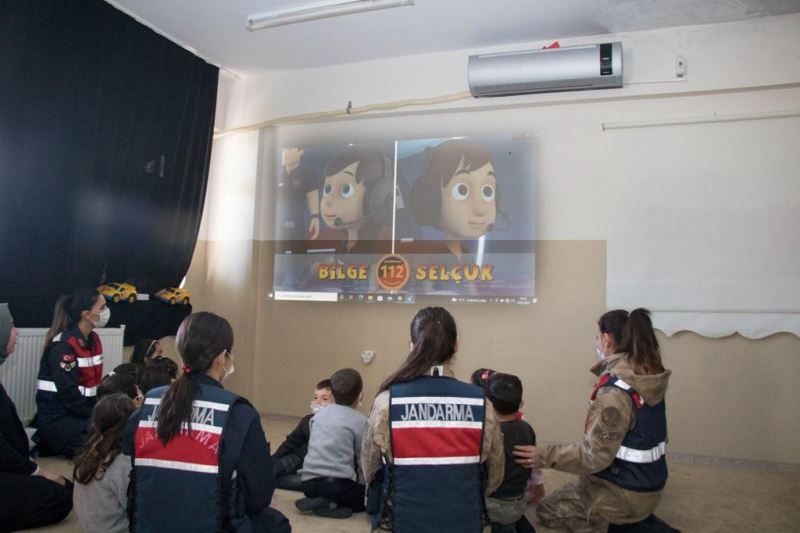 Diyarbakır’da jandarma ekipleri çocuklara hediye verip birlikte film izledi
