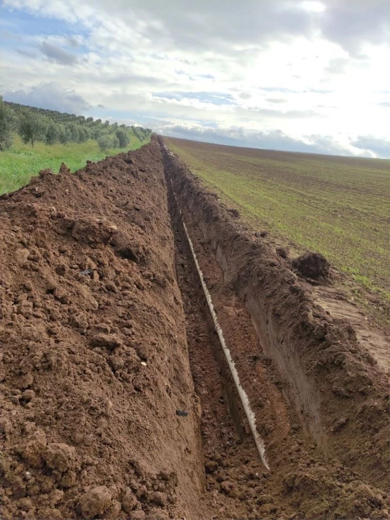 Toprak altındaki su borularını çıkarırken yakalandı
