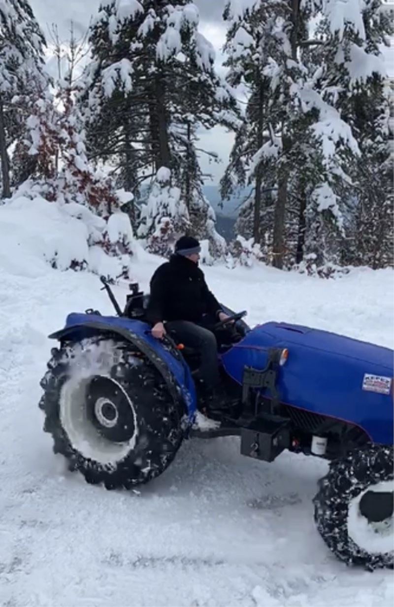 Kar sevincini traktörü ile ‘Drift’ yaparak yaşadı
