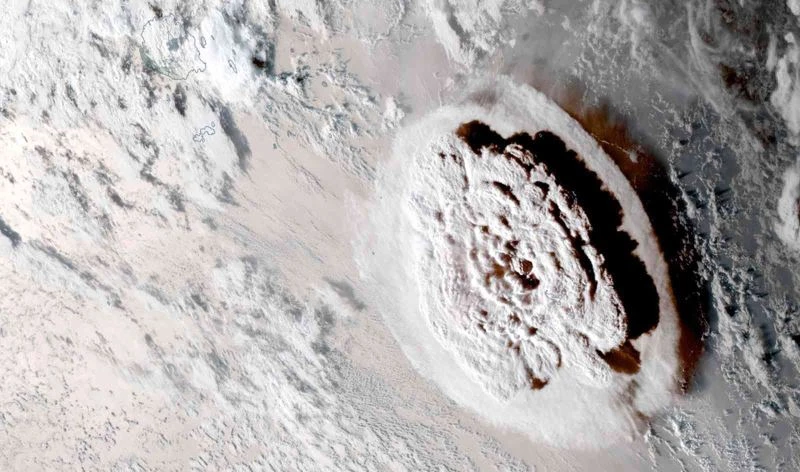 Tonga’daki yanardağ patlamasında ortaya çıkan duman bulutu 55 kilometre yüksekliğe çıktı
