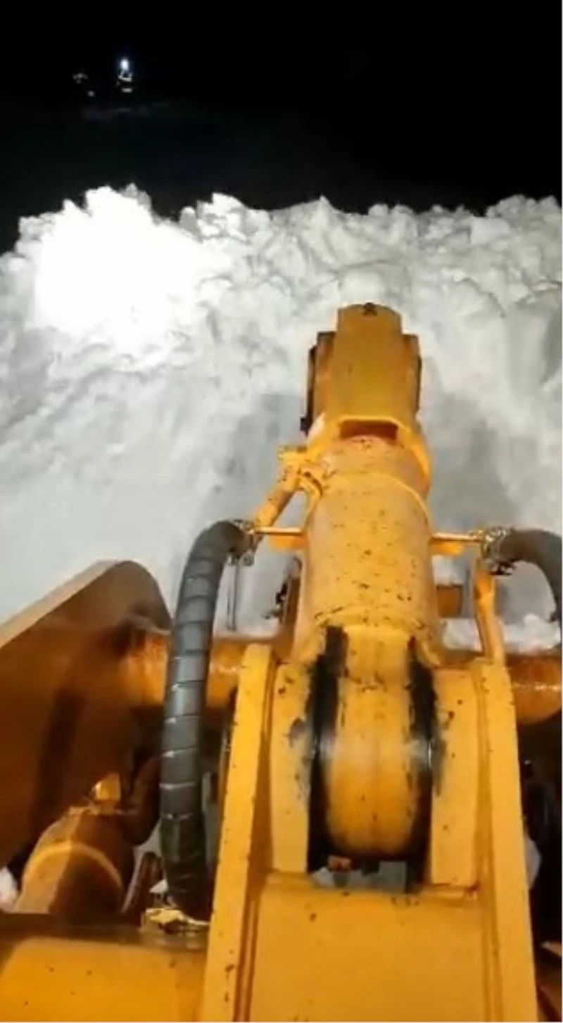 Elektrik arıza ekibi, yoğun kar yağışında 3 saat mahsur kaldı
