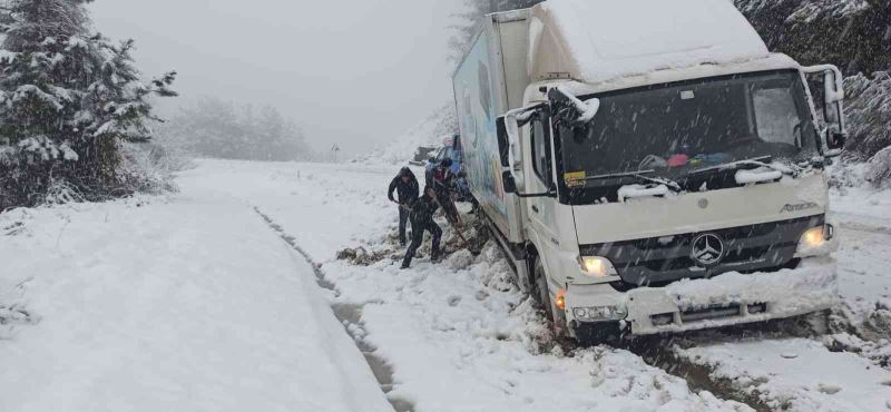 Yoldan çıkan kamyon, şarampolde kara saplandı
