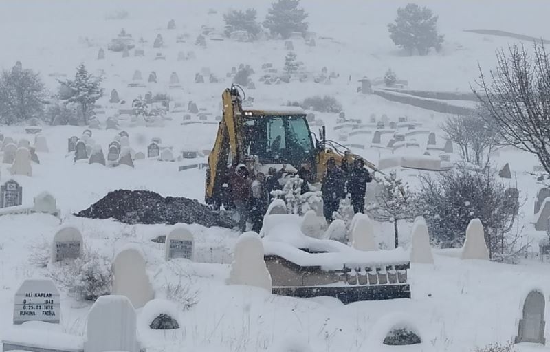 Sivas’ta kar fırtınası, cenazelerini böyle defnettiler
