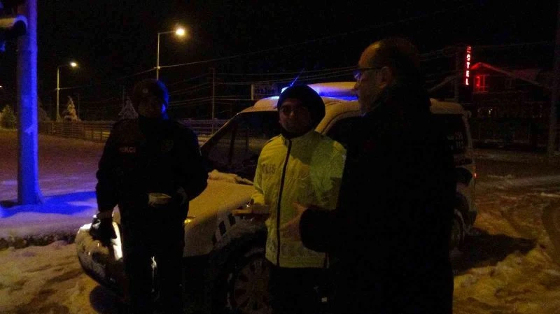 Yoğun kar yağışında sürücülere çorba ikramı
