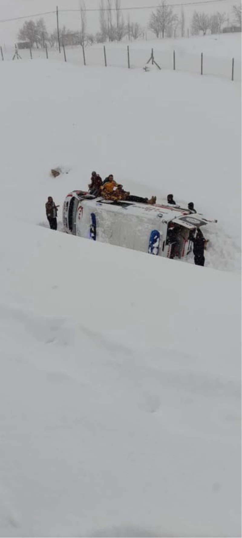 Vakadan dönen ambulans kaygan yolda kaza yaptı: 3 yaralı
