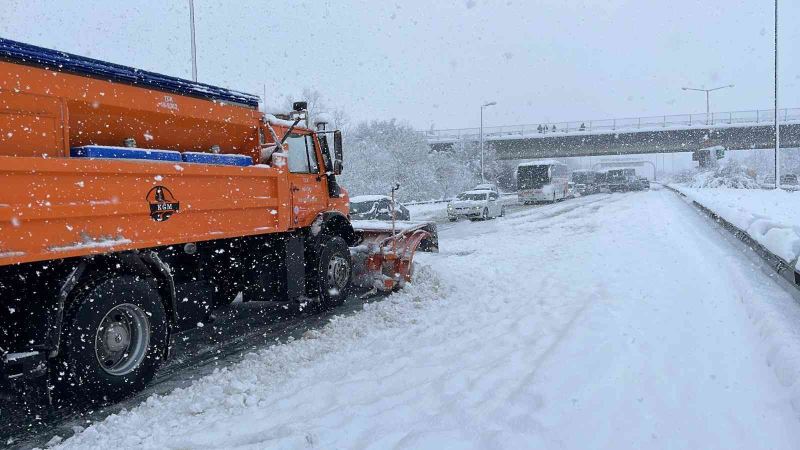 37 aracın zincirleme kaza yaptığı TEM tek şeritten trafiğe açıldı
