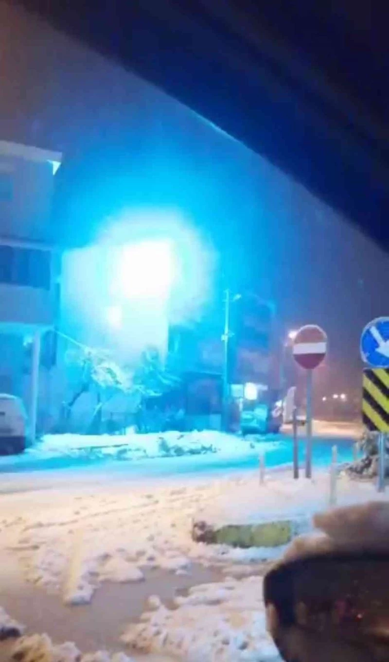 Elektrik tellerinden çıkan kıvılcımlar korkuttu
