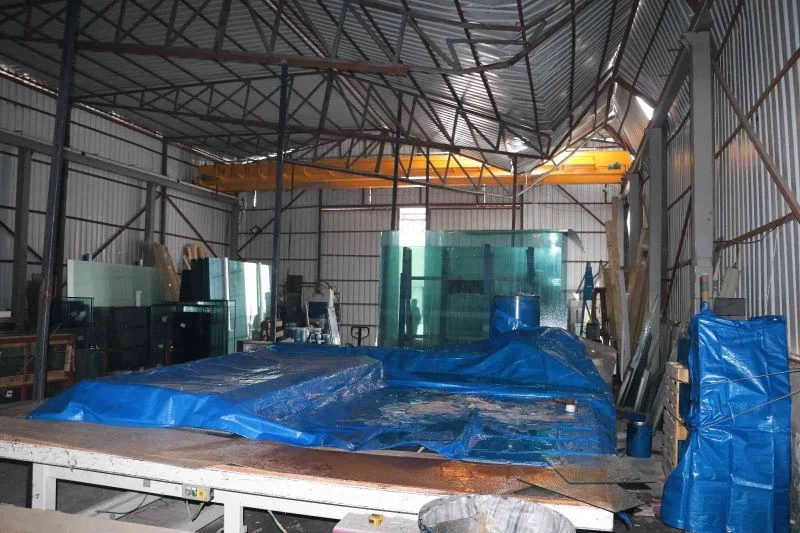 Karın ağırlığına dayanamayan iş yerinin çatısı çöktü
