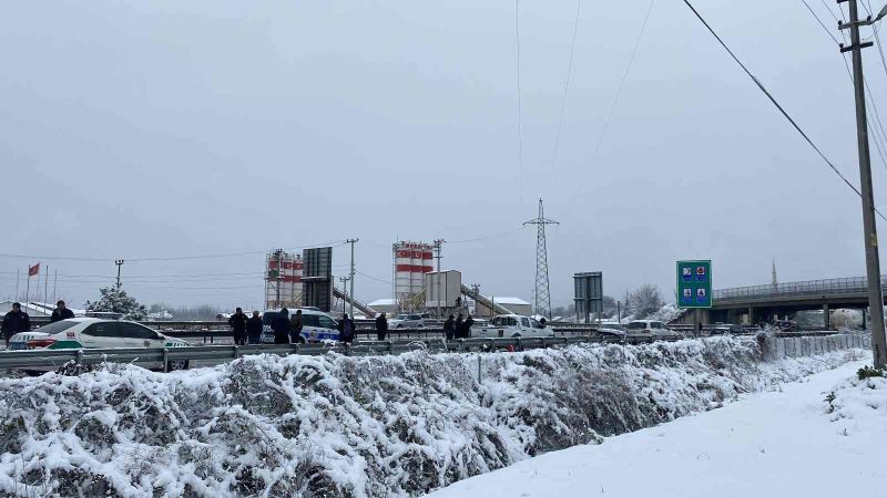 TEM’deki kaza sonrası İstanbul istikametini trafiğe açmak için çalışmalar sürüyor
