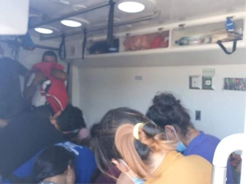 Ambulans süsü verilen minibüste 28 kaçak göçmen yakalandı
