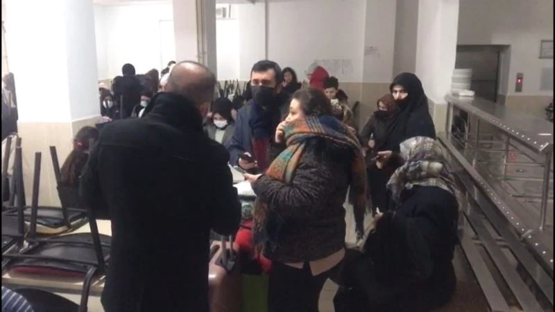 Kar yolları kapadı, yolcular yurtlara yerleştirildi
