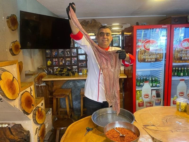 İzlediği belgeselden esinlendi, 1,5 metre uzunluğunda deve şırdanı yaptı
