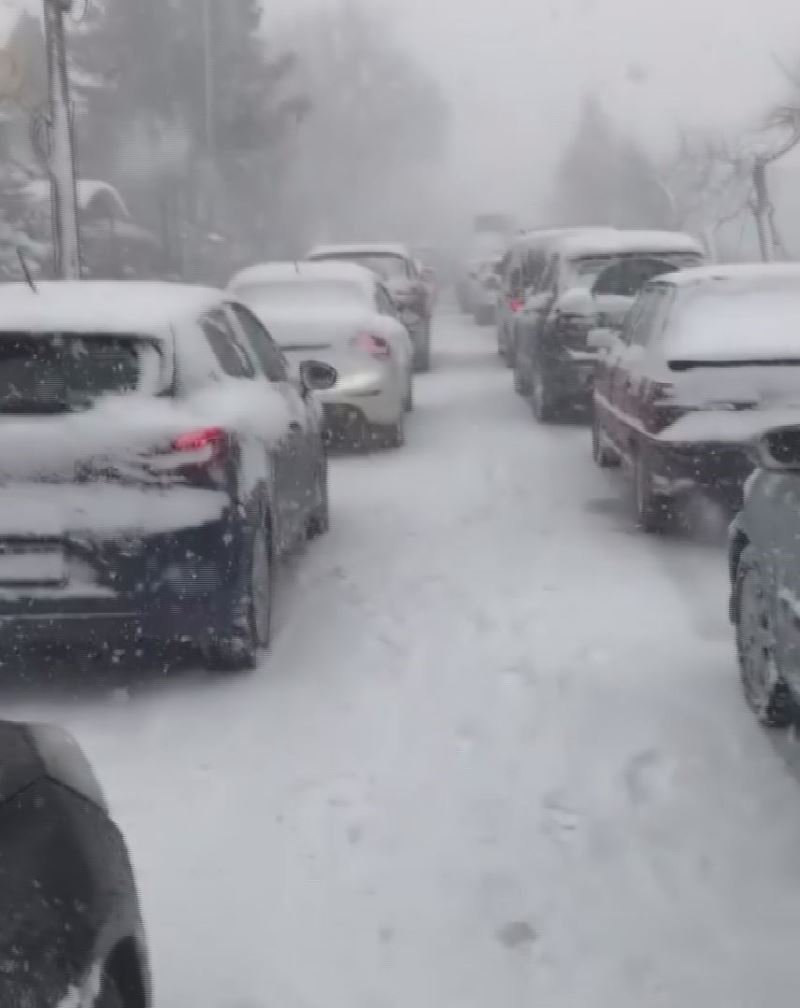 İzmir’de ulaşıma kar engeli: Onlarca vatandaş araçlarında mahsur kaldı

