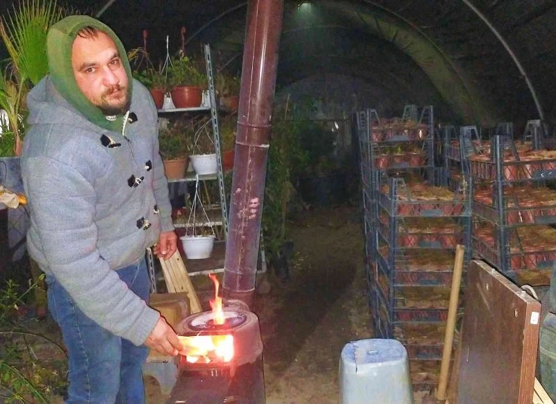 Serasında soba yakıp ’zirai don’ nöbeti tutuyor
