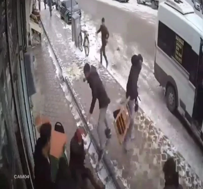 Iğdır’da bıçak, taş, sopa ve sandalyeli kavga kamerada
