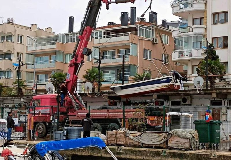 Mudanya’da limandaki tekneler battı
