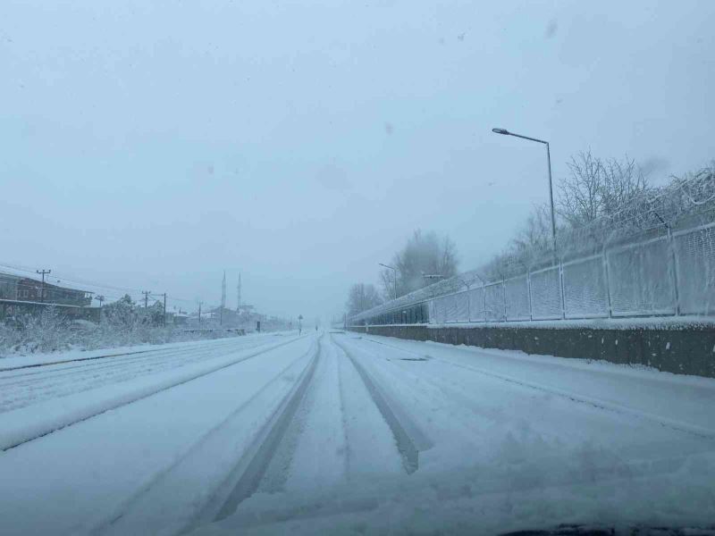 Etkisini gösteren kar, Sakarya’yı beyaza bürüdü
