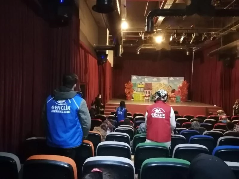 Yetim çocukları ‘masallar ülkesi’ne götürdüler
