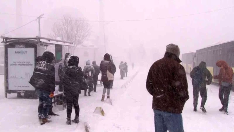 Evine gitmek isteyen vatandaşlar durakta kaldı
