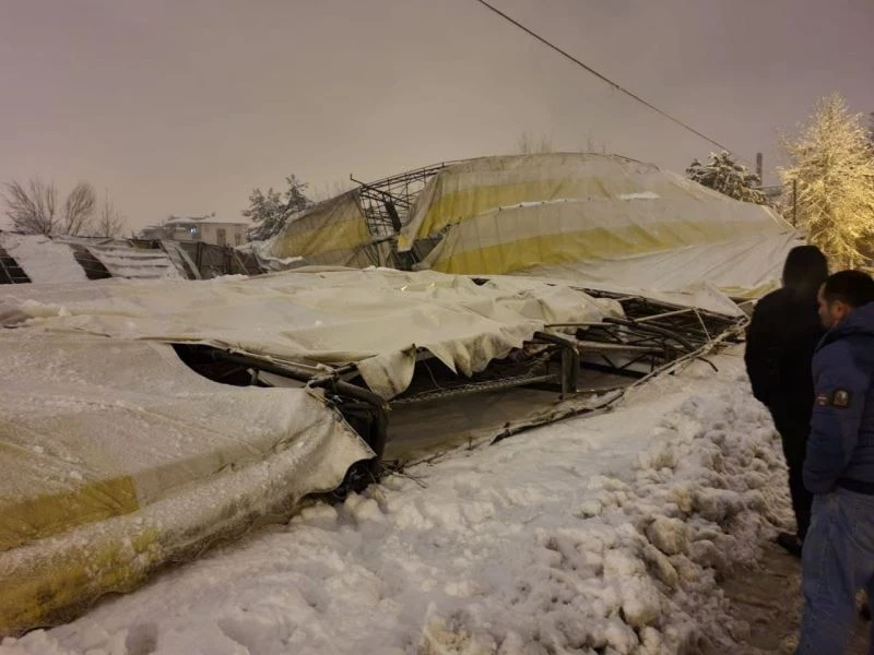 Yoğun kar yağışına dayanamayan halı sahanın çatısı çöktü
