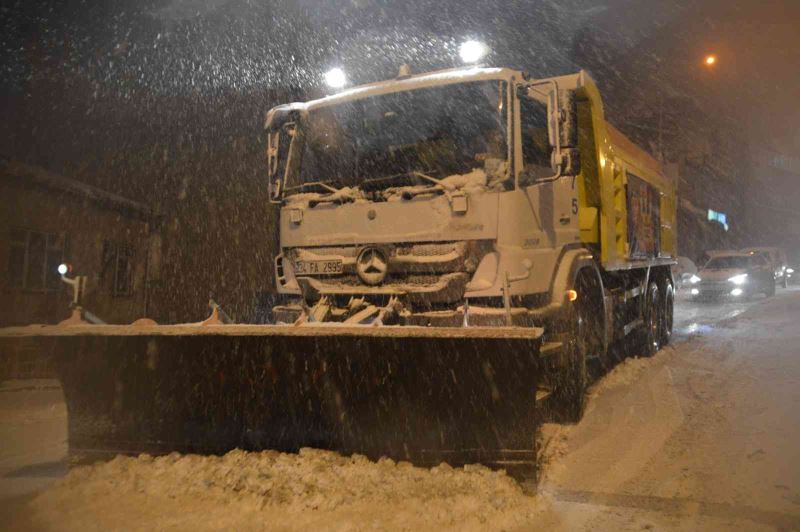 İstanbul’da gece kar yağışı etkili oldu, sürücüler zor anlar yaşadı
