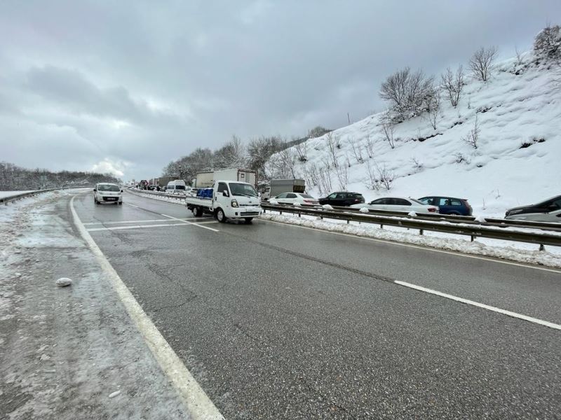 Yalova-Bursa kara yolu kayan tır sebebiyle kapandı
