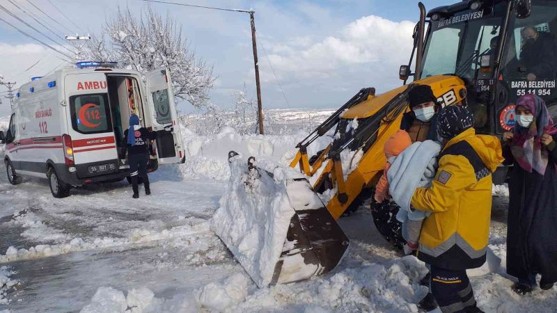 Kar yağışı ambulanslara geçit vermeyince Bafra Belediyesi yetişti
