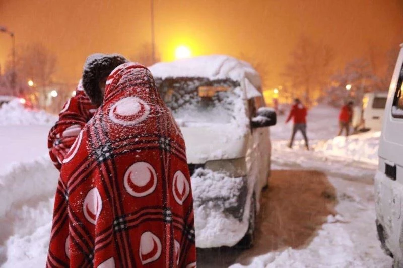 Kızılay’ın yolda kalanlara yardımı devam ediyor

