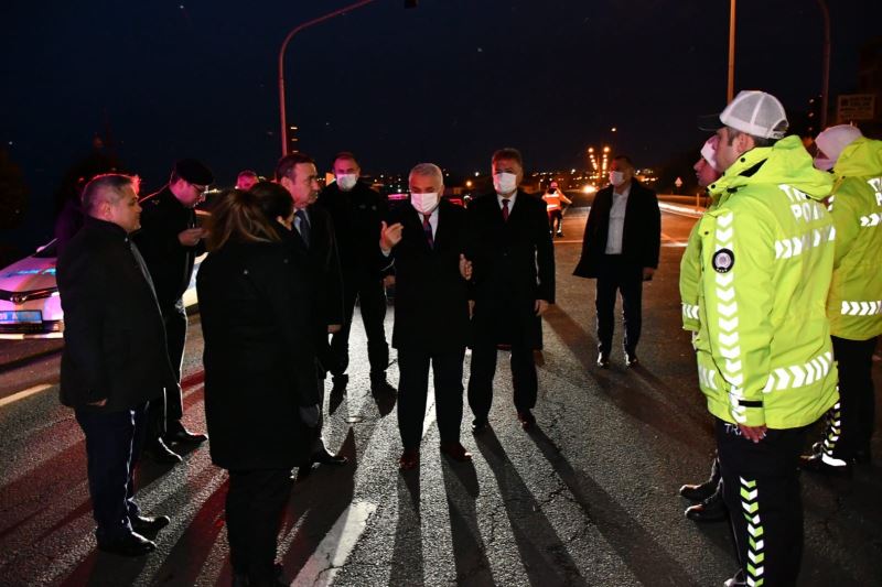 Tekirdağ Valisi İstanbul sınırına gidip tek tek uyardı
