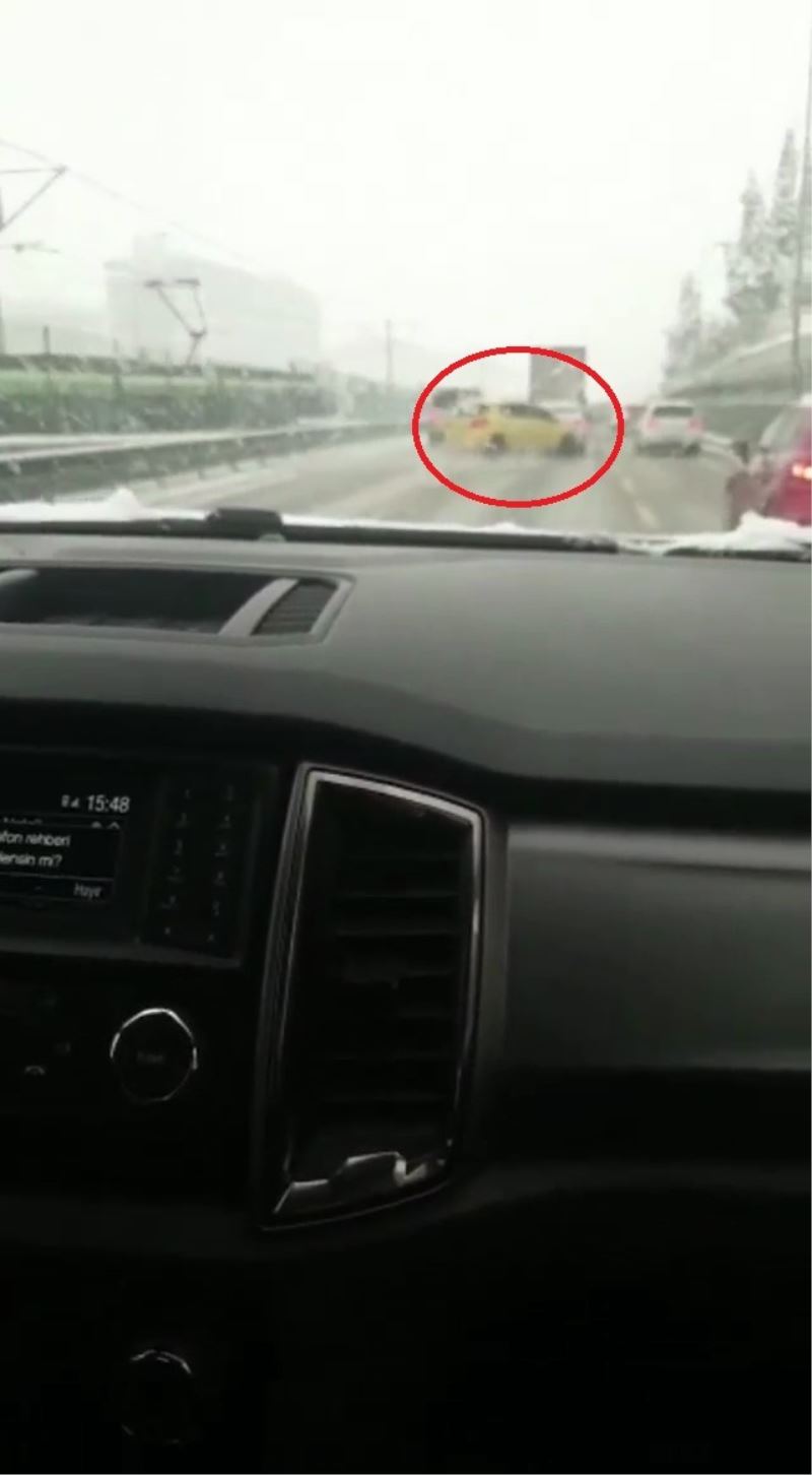 Bursa’da yollar buz pistine döndü, tedbirsiz sürücüler böyle kaza yaptı
