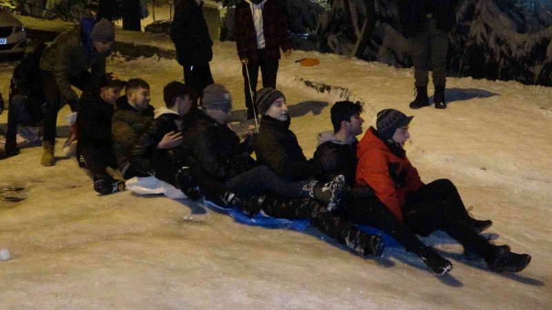 (Özel) Bursa’da sokaklar kayak pistine döndü...Poşet ve tepsilerle kaydılar
