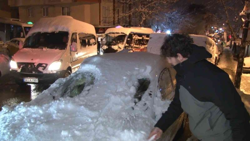 Maltepe’de kar sonrası sürücüler yolda kaldı, trafik oluştu
