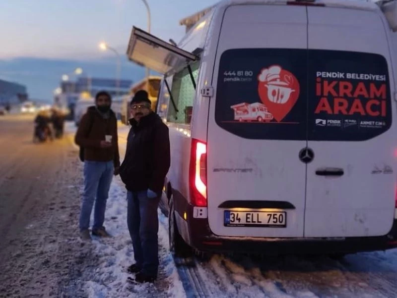 Pendik Belediyesi ekipleri İstanbul-Ankara TEM otoyolu trafiğinde mahsur kalan sürücülere çay ve çorba ikram etti

