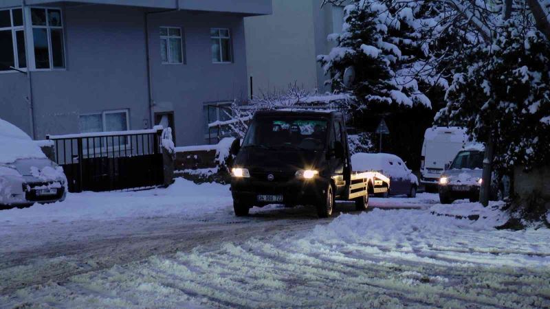 İstanbul’da etkili olan kar yağışı sürücü ve yayalara zor anlar yaşattı
