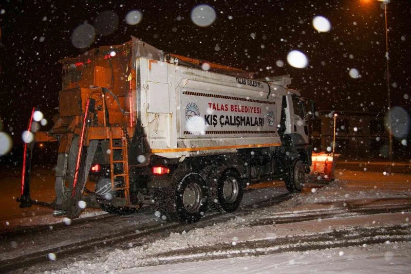 Talas belediyesi kar küreme ve tuzlama çalışmasına devam ediyor