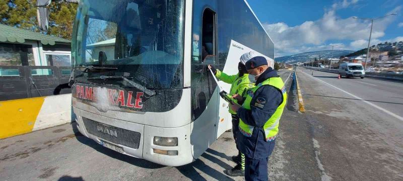 Burdur’da yük ve yolcu taşıyan araç sürücülerinin dinlenme sürelerini denetledi
