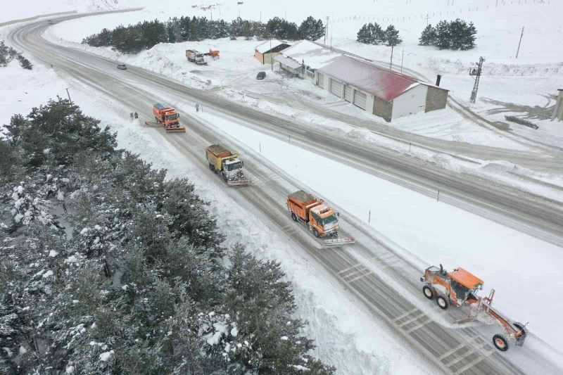 Erzincan’da kar ve tipi, karayolu, demiryolu ile havayolu ulaşımını aksattı
