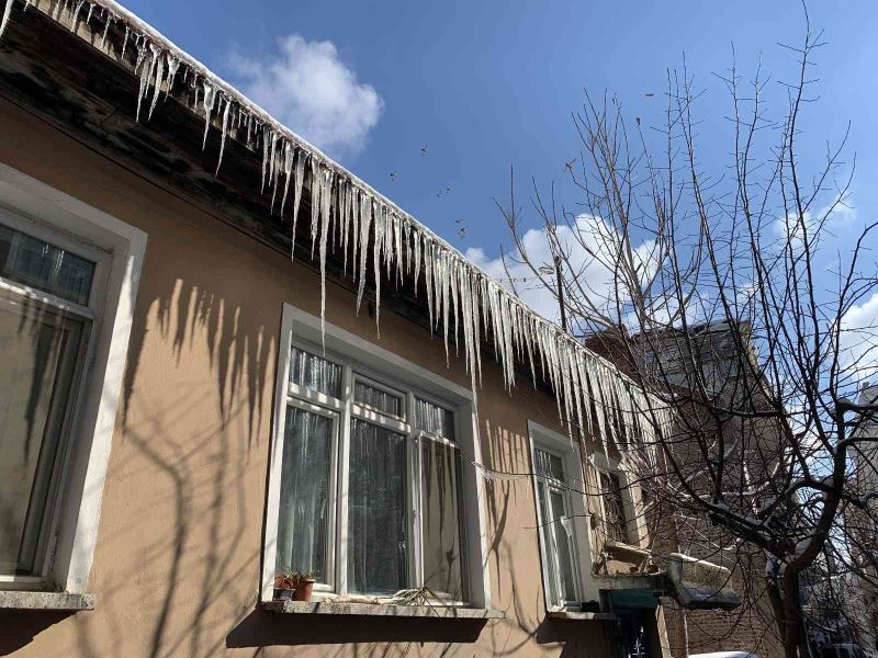 Eskişehir’de dondurucu soğukların ardından tehlikeli buz sarkıtları

