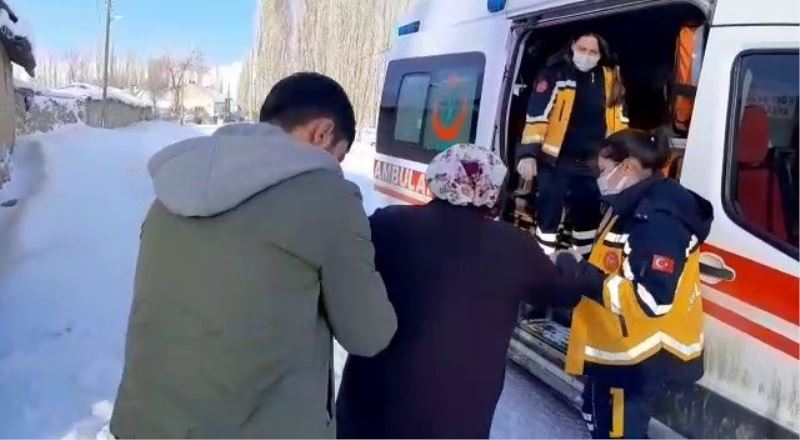 Ambulans mahsur kaldı, yaşlı hastaya ekiplerin çalışmasıyla ulaşıldı
