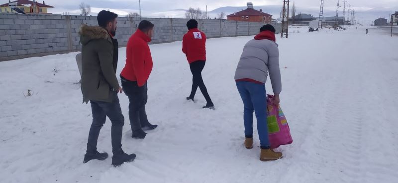 Türk Kızılay Diyadin gönüllüleri sokak hayvanlarını unutmadı
