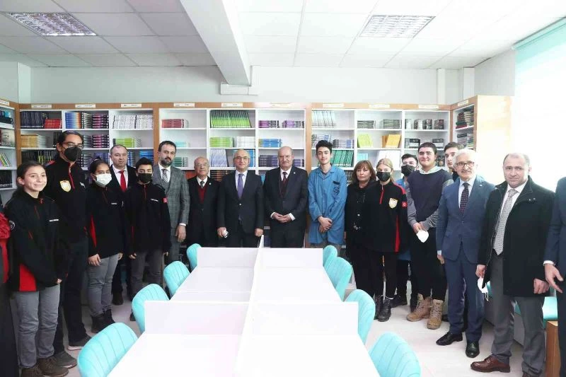 ATO’dan hamisi olduğu Gazi Mesleki ve Teknik Anadolu Lisesi Kütüphanesi’ne ziyaret
