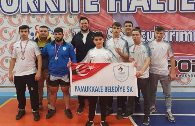 Pamukkale Belediyespor haltercileri Türkiye şampiyonasında derece peşinde
