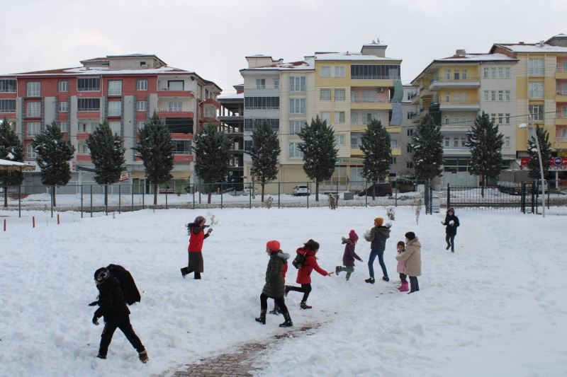 Kar yağışının keyfini çocuklar çıkarıyor
