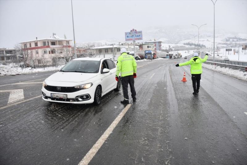 GÜNCELLEME 2 - Kahramanmaraş-Kayseri kara yolu kontrollü trafiğe açıldı